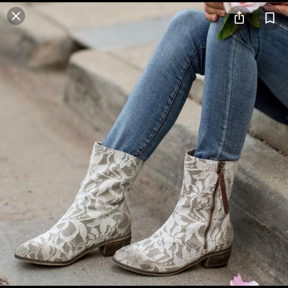 Joyfolie lace booties size 1